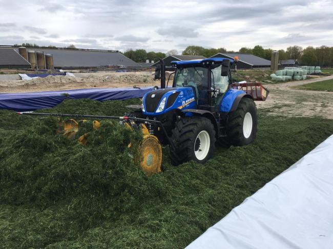 Twee nieuwe New Holland T7.260 PC van Weperen