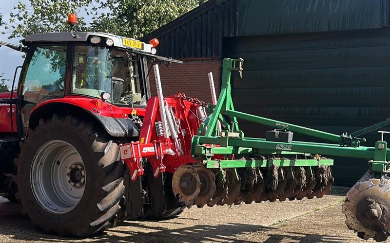 Afgeleverd bij MTS Slim uit Tripscompagnie: Evers Agro Breton XL voorzetwoeler!