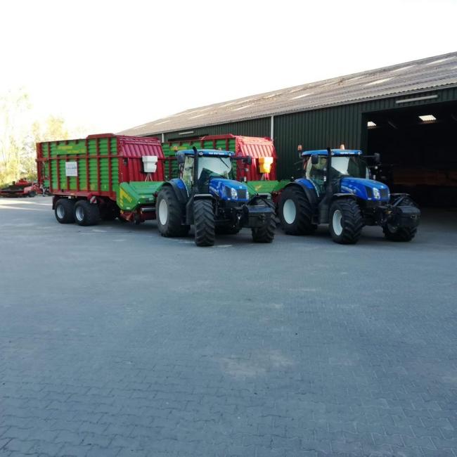 Twee nieuwe Strautmann Super-Vitesse 3502 opraapwagens voor Loonbedrijf van der Laan