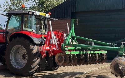 Afgeleverd bij MTS Slim uit Tripscompagnie: Evers Agro Breton XL voorzetwoeler!