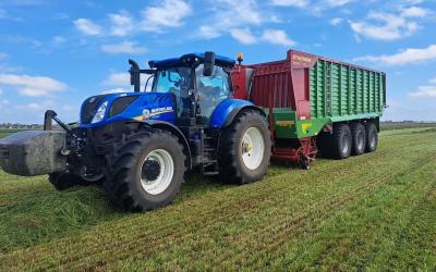 Aflevering New Holland T7.260 met Strautmann Magnon CFS 530